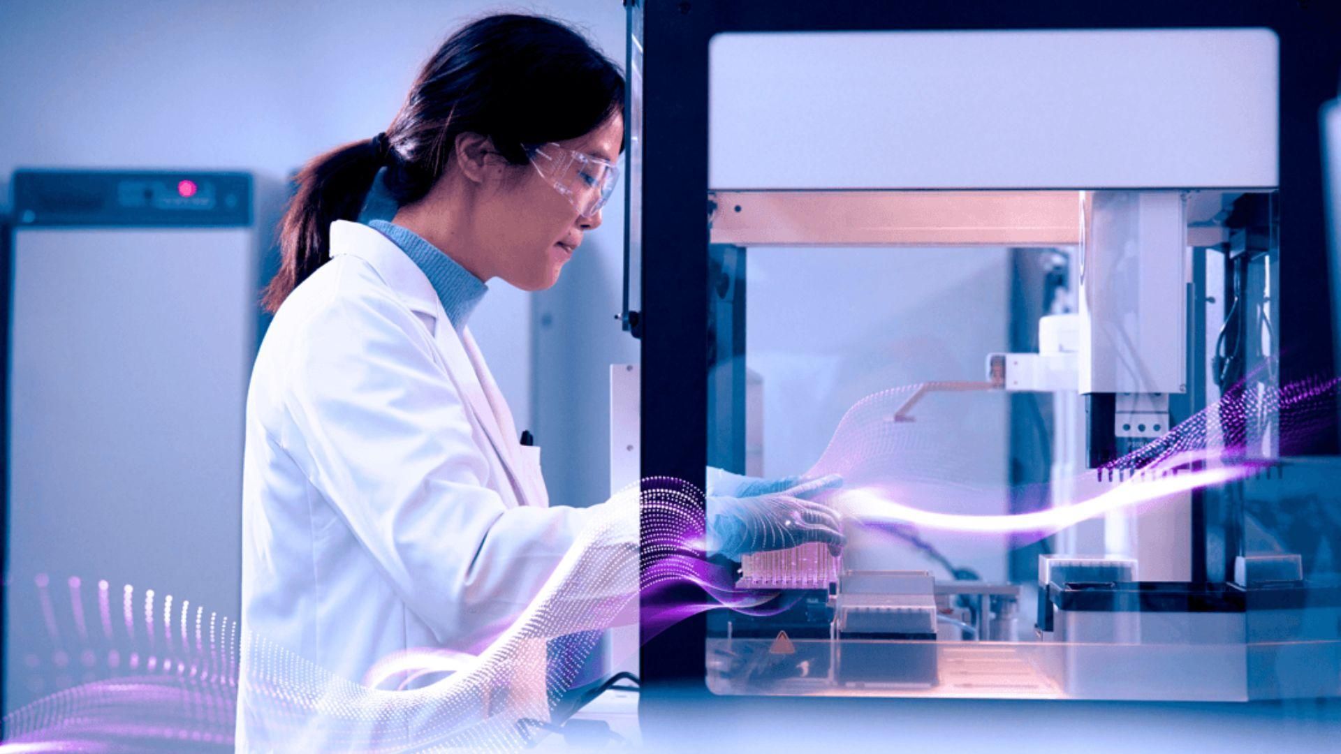 Shuang Yang, scientifique en Chine, travaille dans un laboratoire équipé d'appareils scientifiques automatisés. Elle porte une blouse blanche de laboratoire et est photographiée de dos.