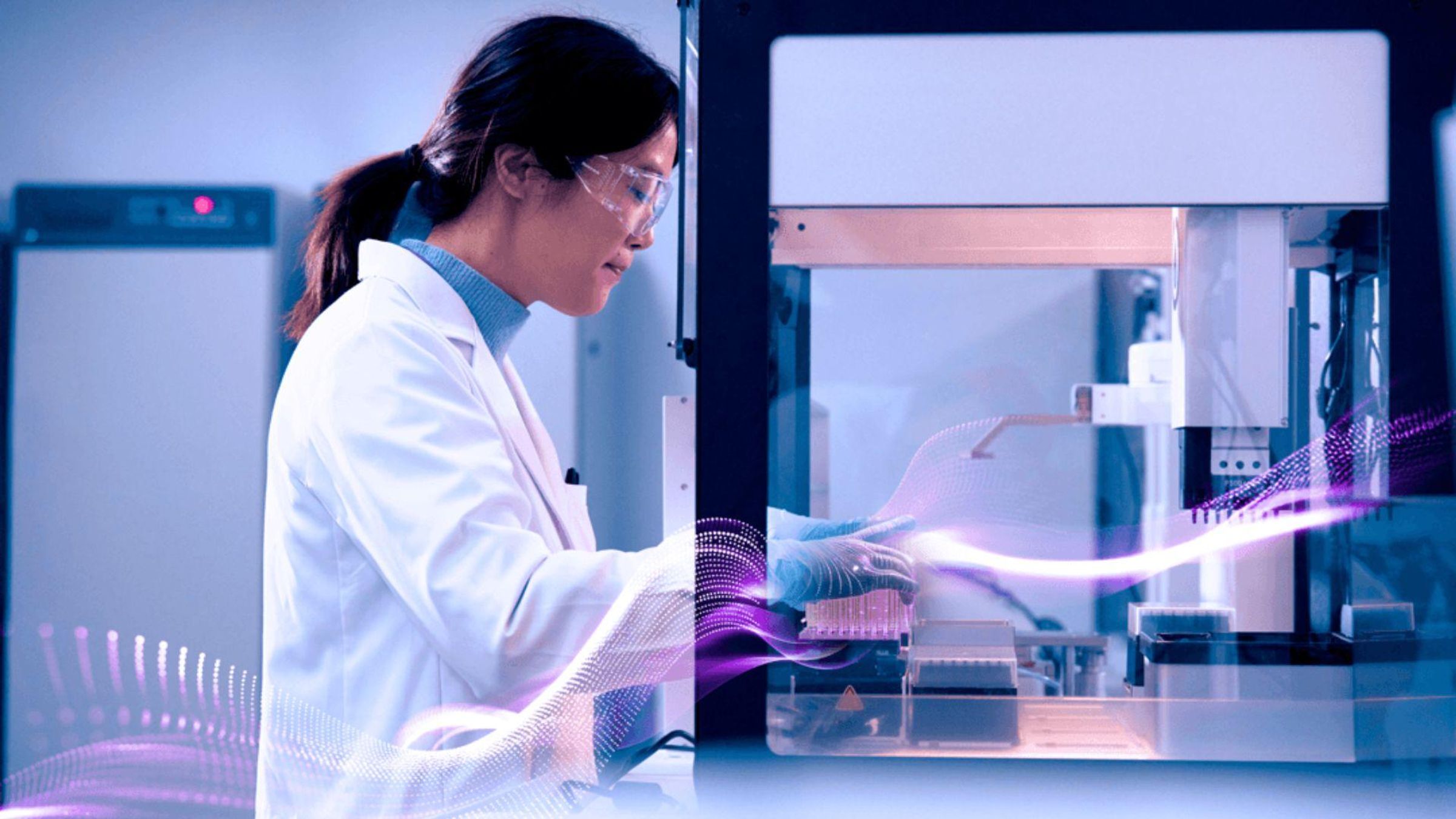 Shuang Yang, scientifique en Chine, travaille dans un laboratoire équipé d'appareils scientifiques automatisés. Elle porte une blouse blanche de laboratoire et est photographiée de dos.