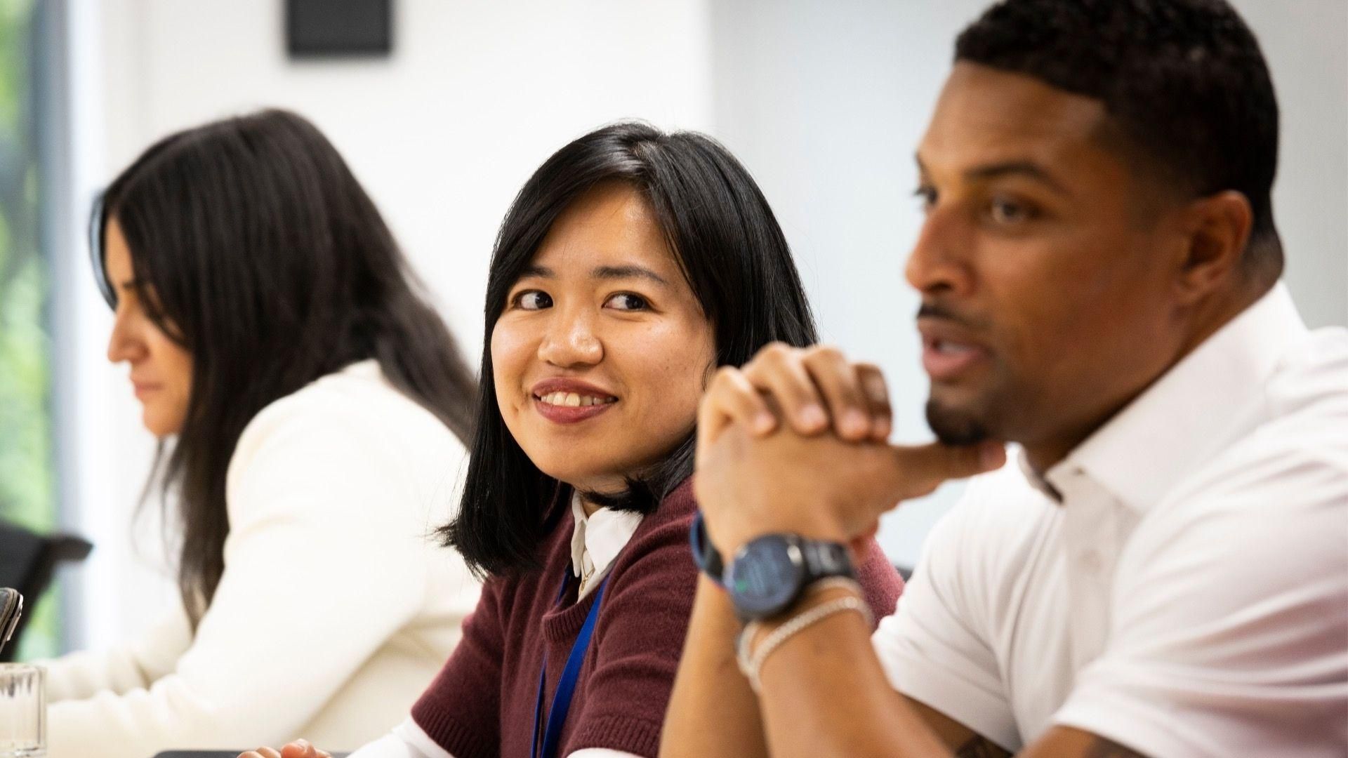 3 Sanofiens assis côte à côte lors d’un atelier