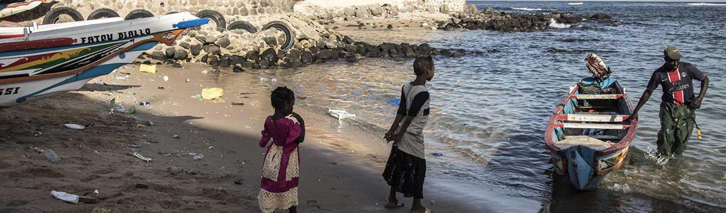 Photo d'une plage avec des bateaux en Afrique
