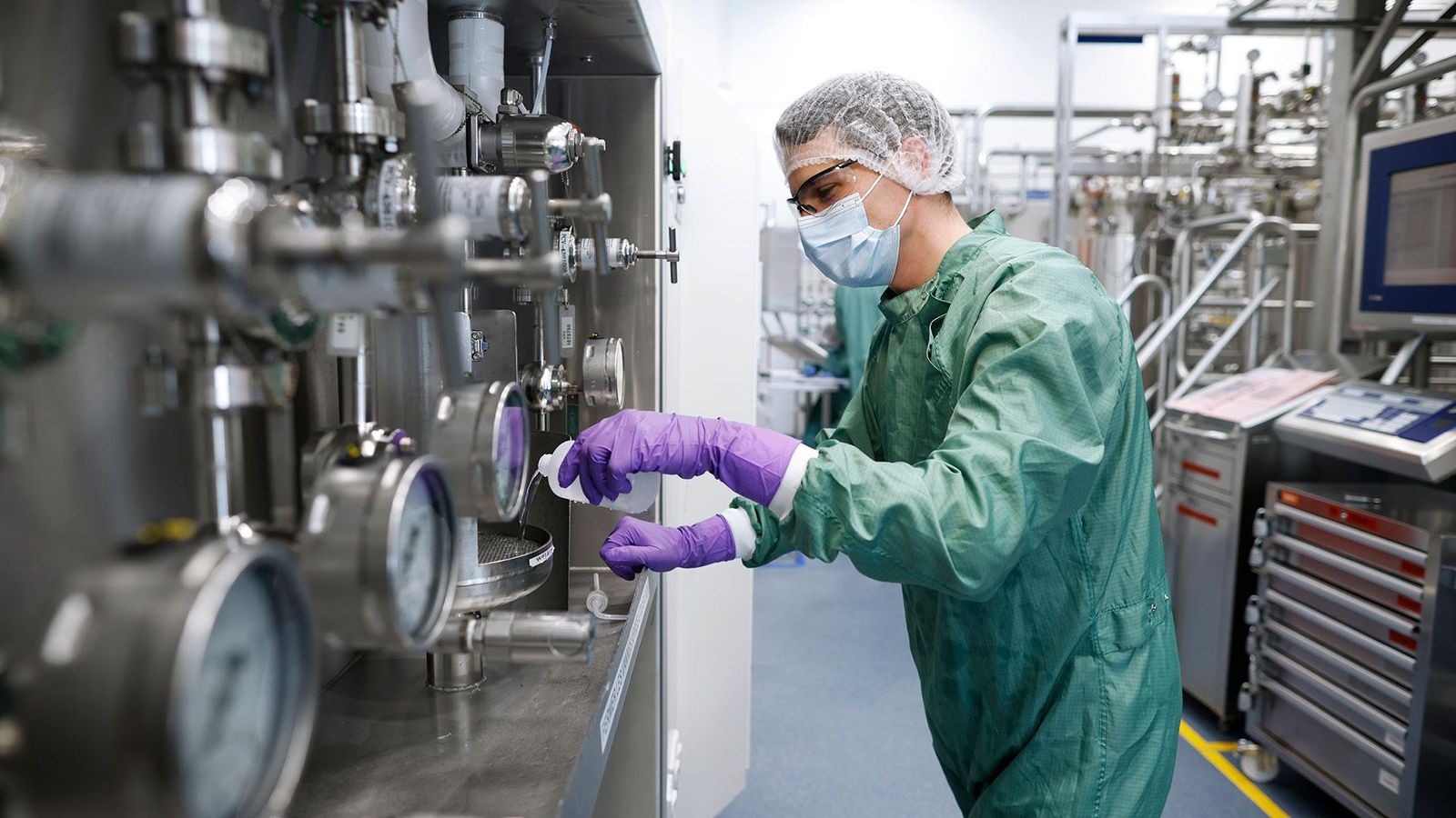 Maël le Corre, technicien USP, prélève des échantillons d'eau à Vitry-Sur Seine, France