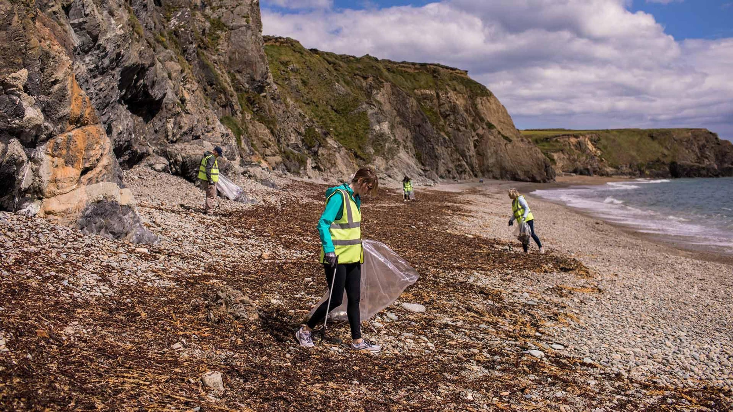 Opération de nettoyage de la plage de Garrarus par les employés de Sanofi, Waterford - Irlande