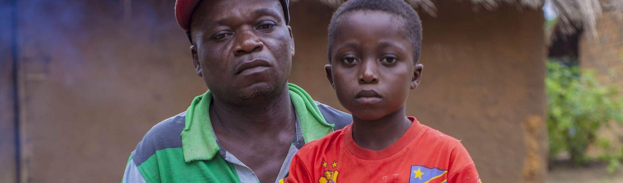 Guy Bongongo, 12 ans, souffrant de la maladie du sommeil, avec son père en République Démocratique du Congo.  Crédit photo : Kimpavita Films-DNDi