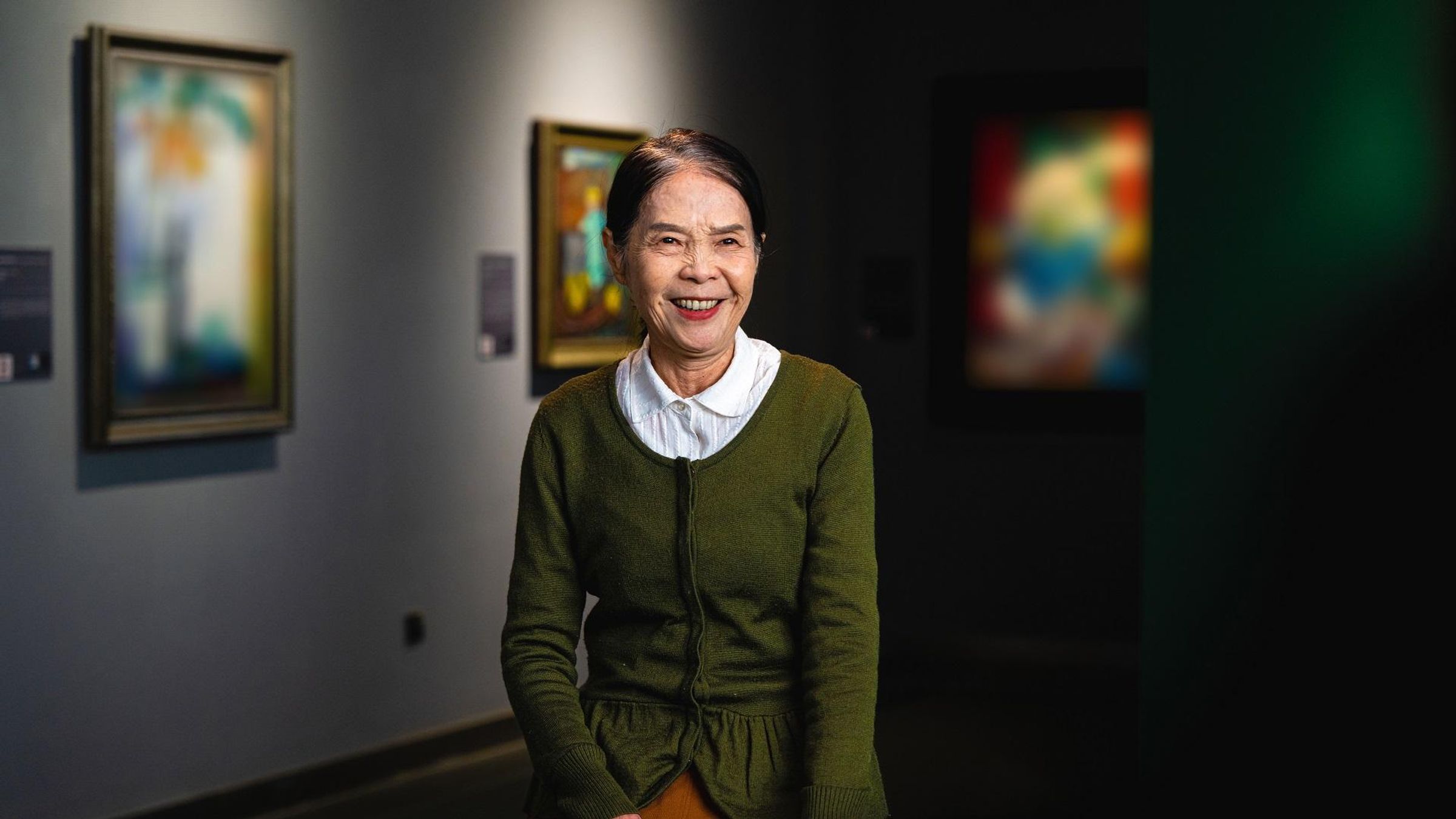 Chen Shaoqin travaillant comme guide-conférencière dans une galerie d’art à Beijing, Chine