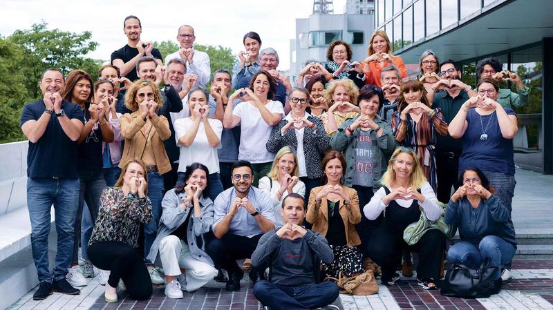 Sanofi employees showing their support for the global MS community 