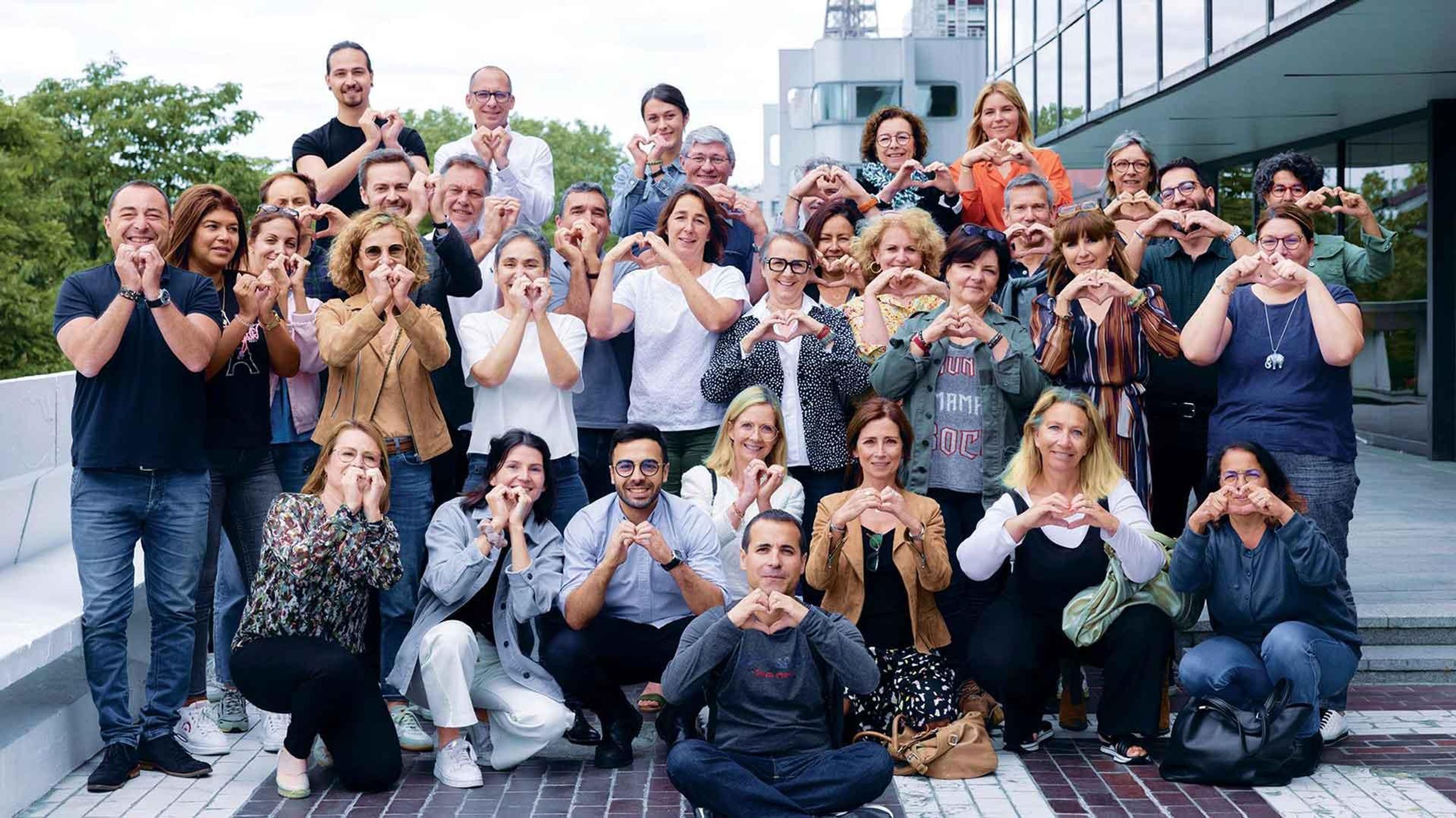Sanofi employees showing their support for the global MS community