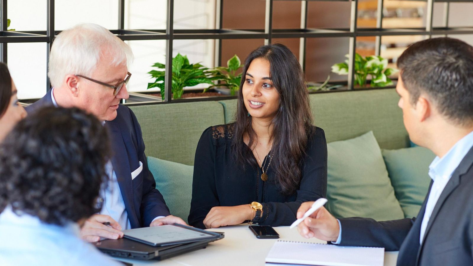 (G/D) Karel Verkoelen, directeur mondial Stratégie et Gouvernance d’EBI, et partenaire commercial pour les Affaires médicales et le Bureau médical principal (y compris la bioéthique), Ressources humaines, Affaires et Stratégie d’entreprise, Maria Moussadjy et Alexandre Blumenfeld, Auditeur interne senior, France