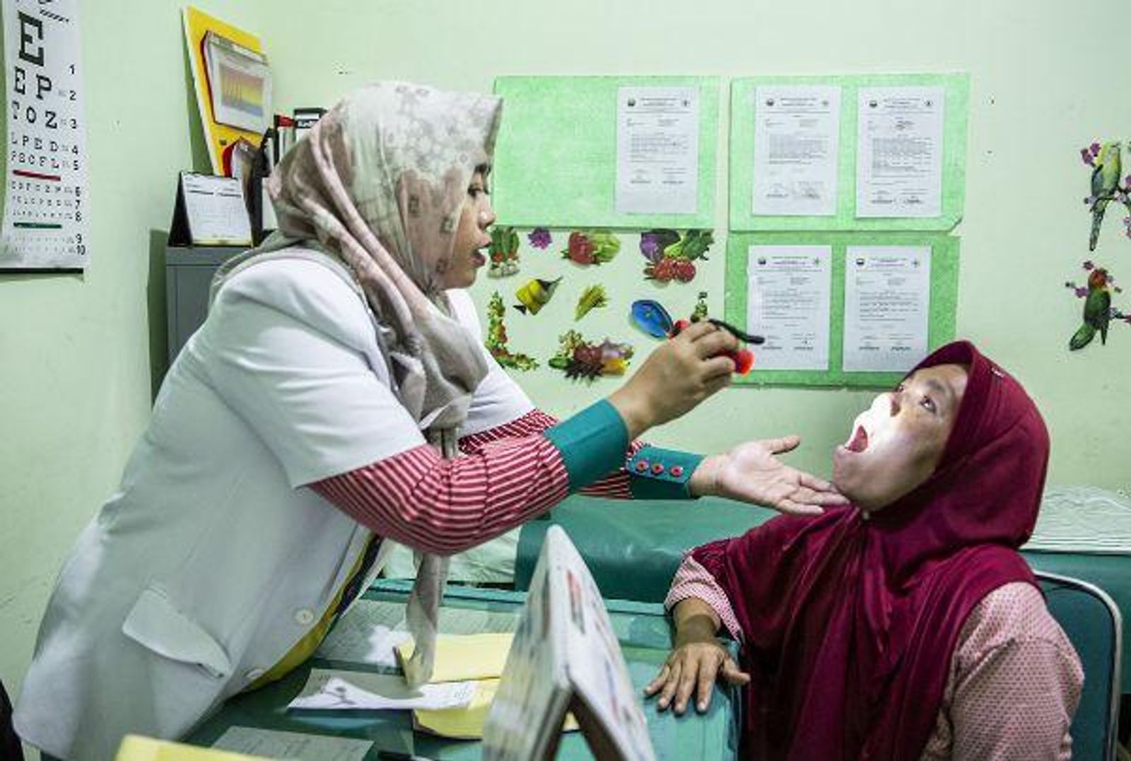 La Dre Ariany Widiastuty examine Salim au centre de santé publique de Penyengat Olak dans la province de Jambi, en Indonésie
