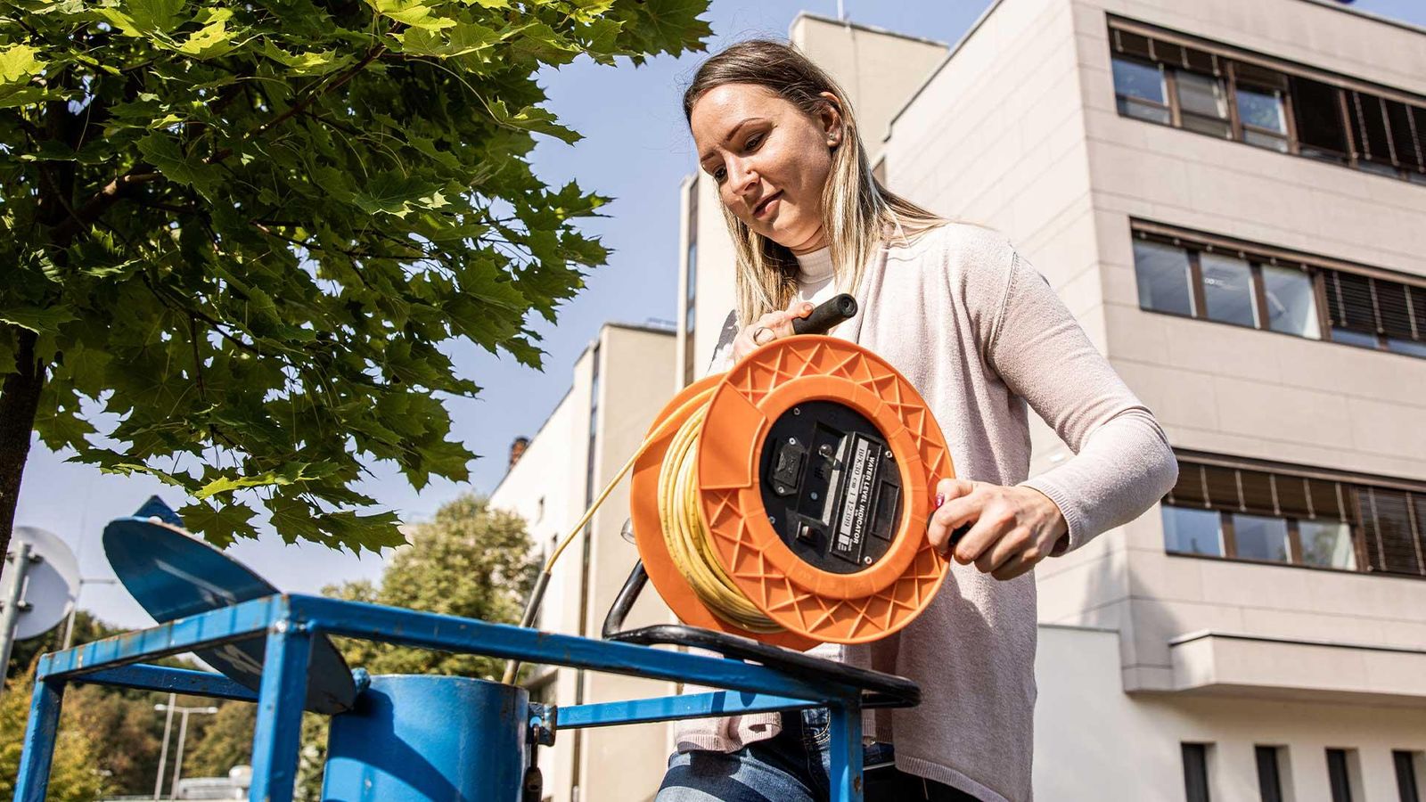 Laura Tisza surveille les eaux souterraines avec le système de surveillance de l’usine Sanofi à Csanyikvolgy, en Hongrie.