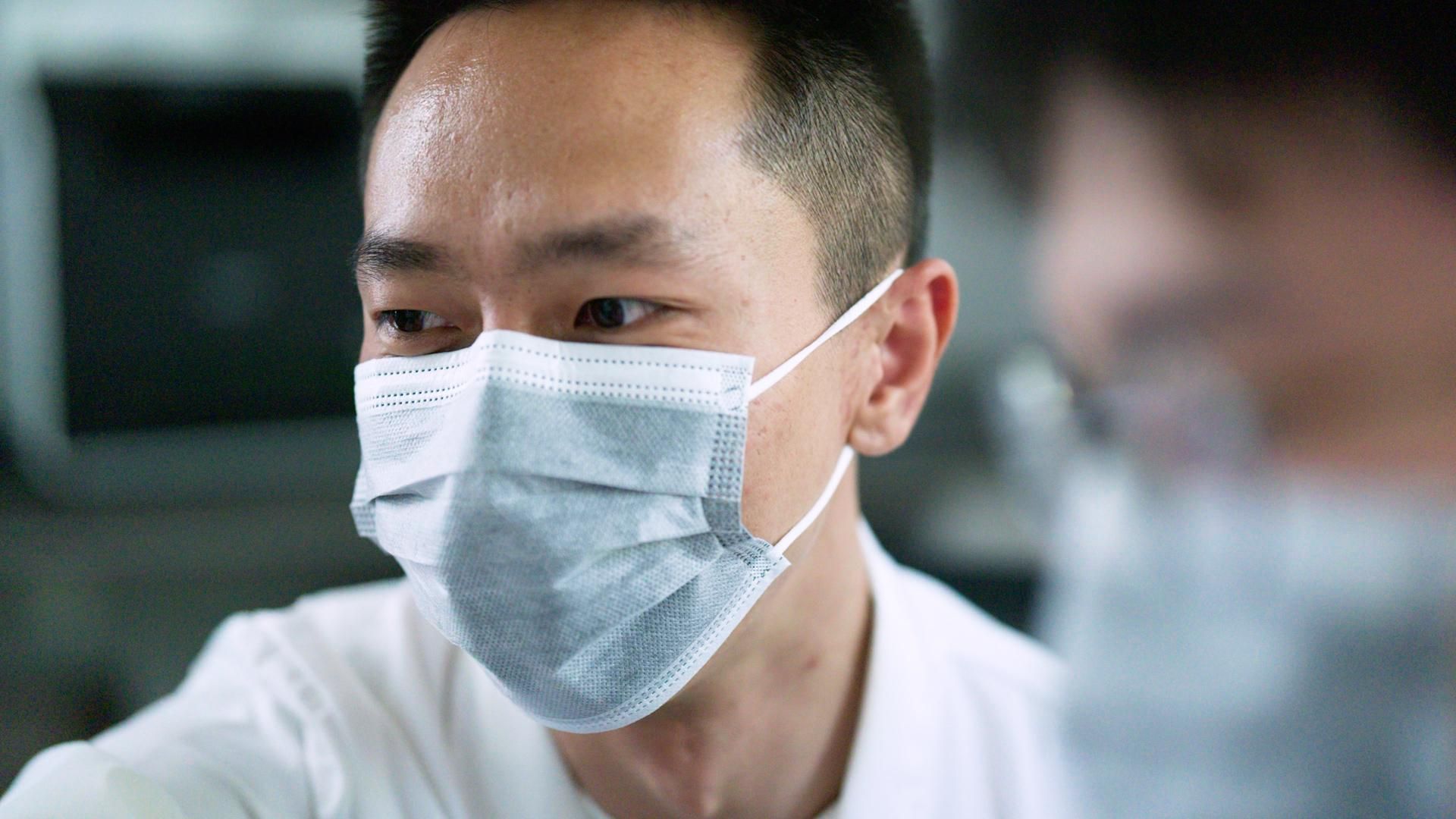 Jeune homme sur un banc de parc avec le sous-titre de vidéo : 'Regarder ma grand-mère s'effacer à cause de la maladie d'Alzheimer'