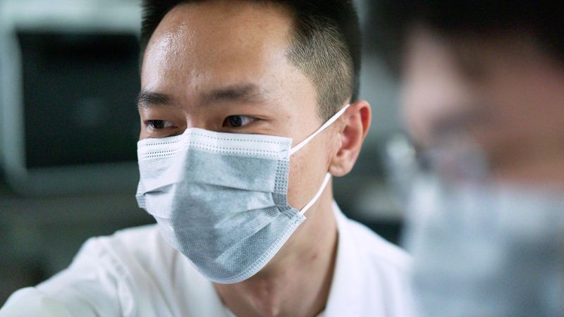 Jeune homme sur un banc de parc avec le sous-titre de vidéo : 'Regarder ma grand-mère s'effacer à cause de la maladie d'Alzheimer'