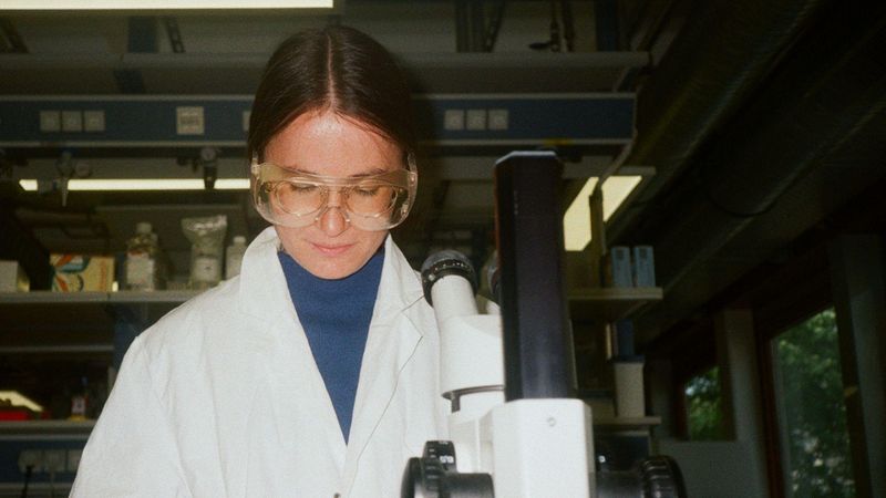Cinq personnes souriantes debout ensemble en extérieur