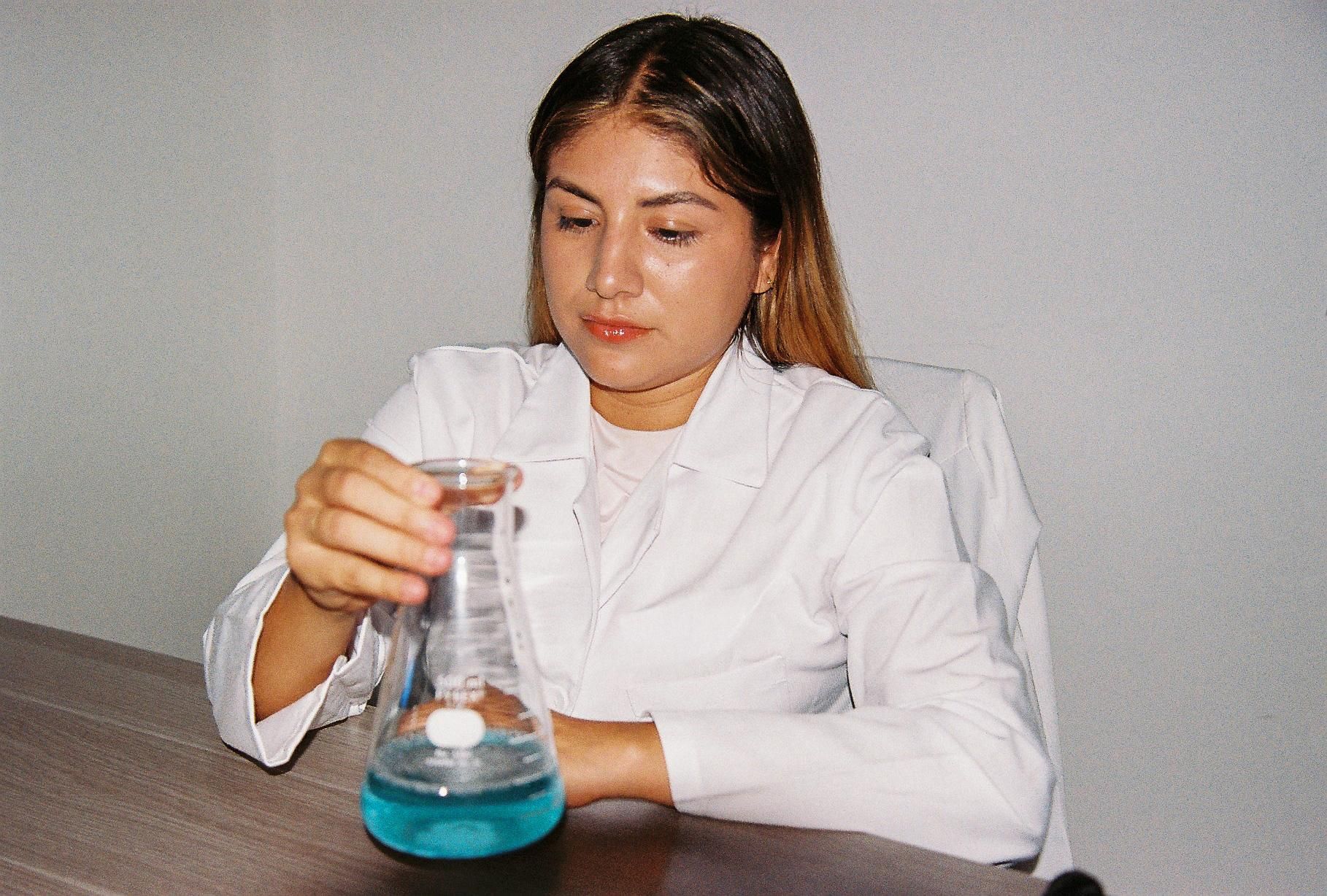 Collage de trois photos montrant des études et du travail informatique