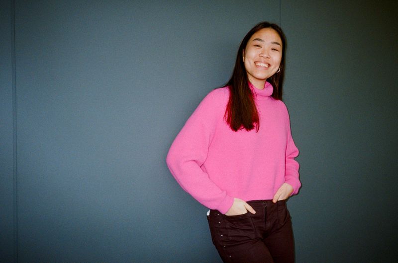 Collage de quatre photos de famille avec le sous-titre de la vidéo : 'et mes parents m'ont adoptée quand j'étais petite'