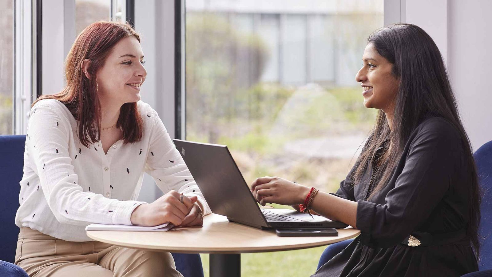 Margaux Sekelj, stagiaire avec Srina KASIPPILLAI, assistante du responsable de la mobilité interne France