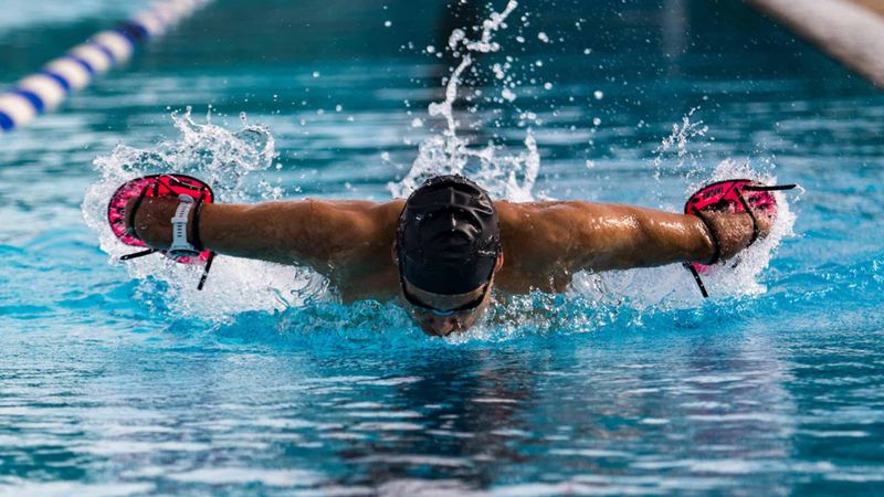 Nageur en action dans une piscine
