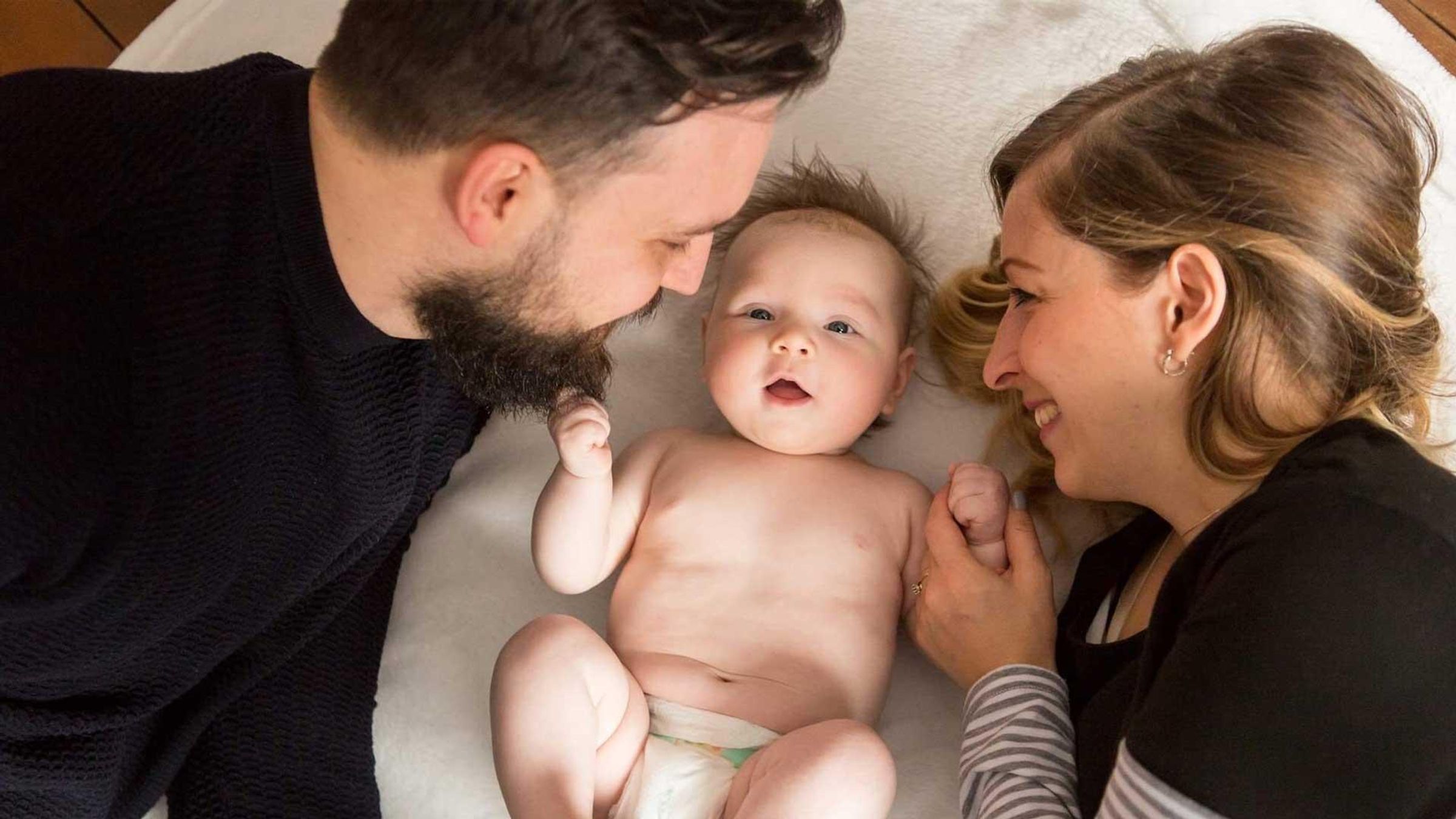 Christine et Tom Burlinson avec leur petite fille Aria, qui a été hospitalisée après avoir contracté le VRS