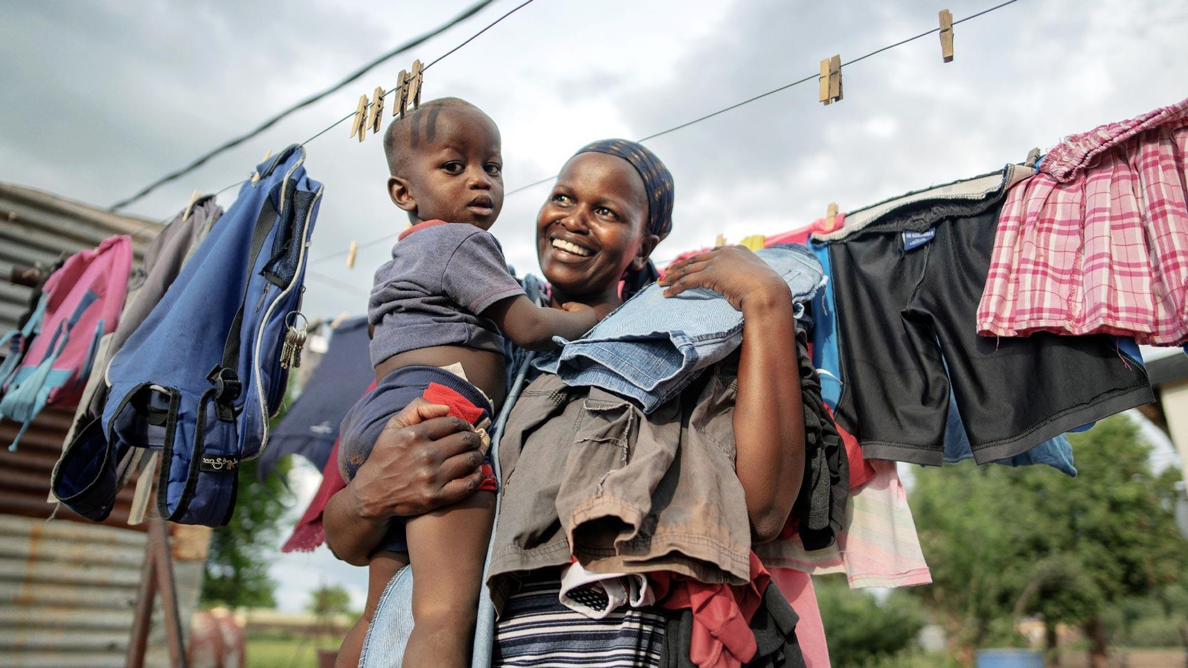 Femme portant un enfant