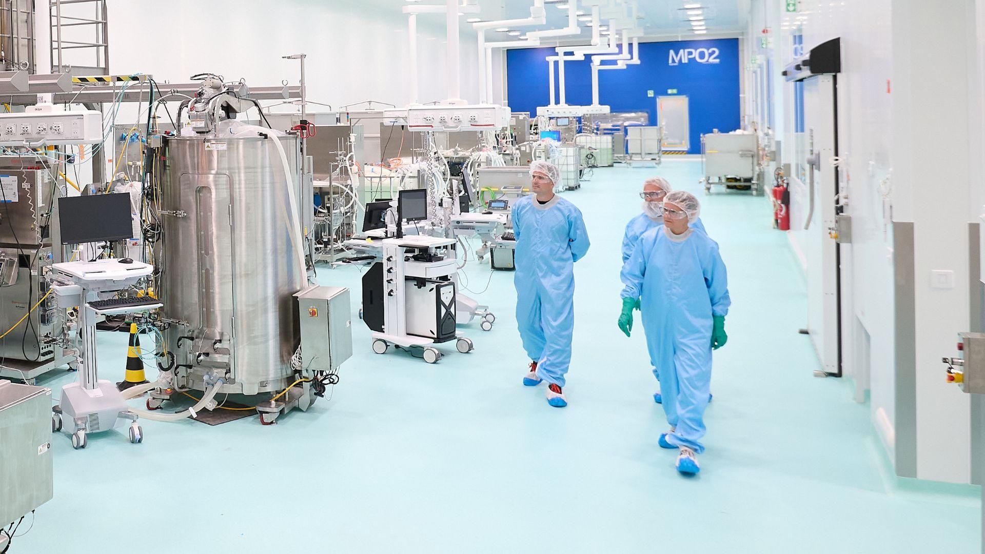Techniciens dans une zone de production de Modulus à Neuville-sur-Saône, France
